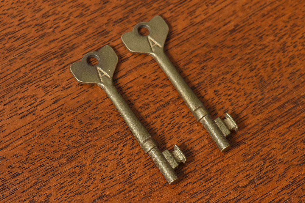 アンティーク雑貨　イギリスアンティーク　シャビーな雰囲気が魅力的なキー(鍵、カギ)2本セット