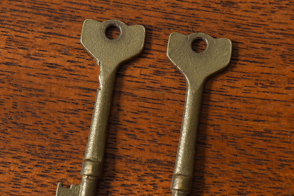 アンティーク雑貨　イギリスアンティーク　シャビーな雰囲気が魅力的なキー(鍵、カギ)2本セット