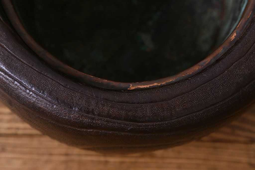 アンティーク雑貨　和製アンティーク　深みのある木味が魅力的な桐火鉢(丸火鉢、木製火鉢、鉢カバー)