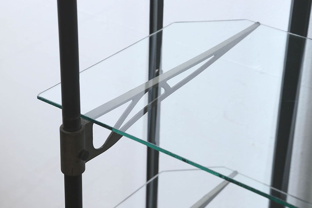 ペイント家具　レトロ　印象的な形のガラスケース(ショーケース、陳列棚)