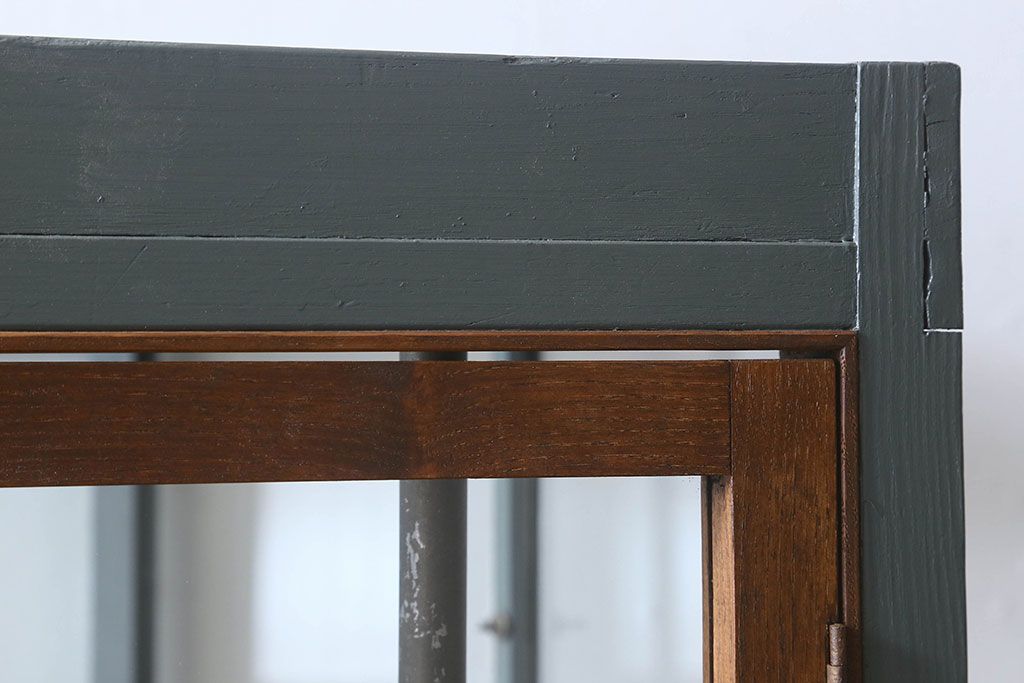 ペイント家具　レトロ　印象的な形のガラスケース(ショーケース、陳列棚)