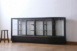 ペイント家具　シックモダンな雰囲気漂う大型のショーケース(ガラスケース、陳列棚、飾り棚)