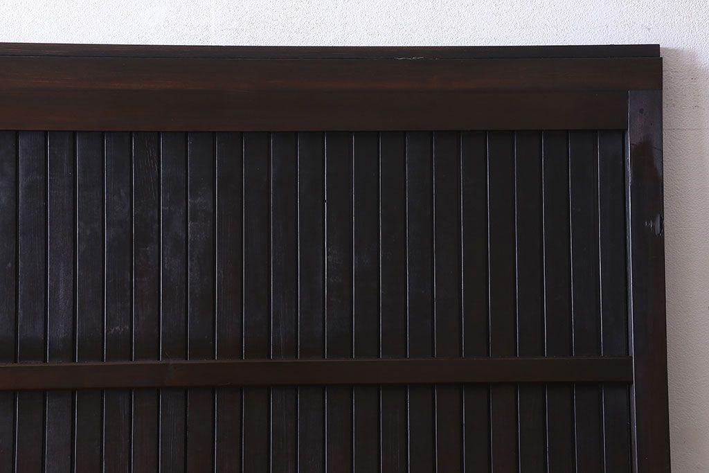 和製アンティーク　いぶされた濃い色合いが魅力的な平格子戸(引き戸)(2)