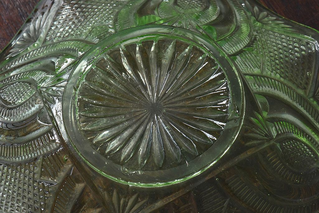 アンティーク雑貨　アンティーク　大正期　爽やかな色合いのウランガラスの中皿(器、プレスガラス)