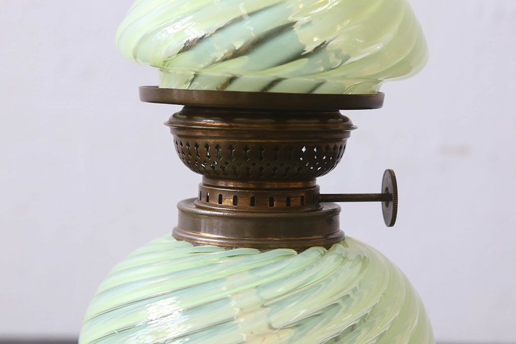 アンティーク雑貨　フランスアンティーク　細かなフリルがお洒落なウランガラスのオイルランプ
