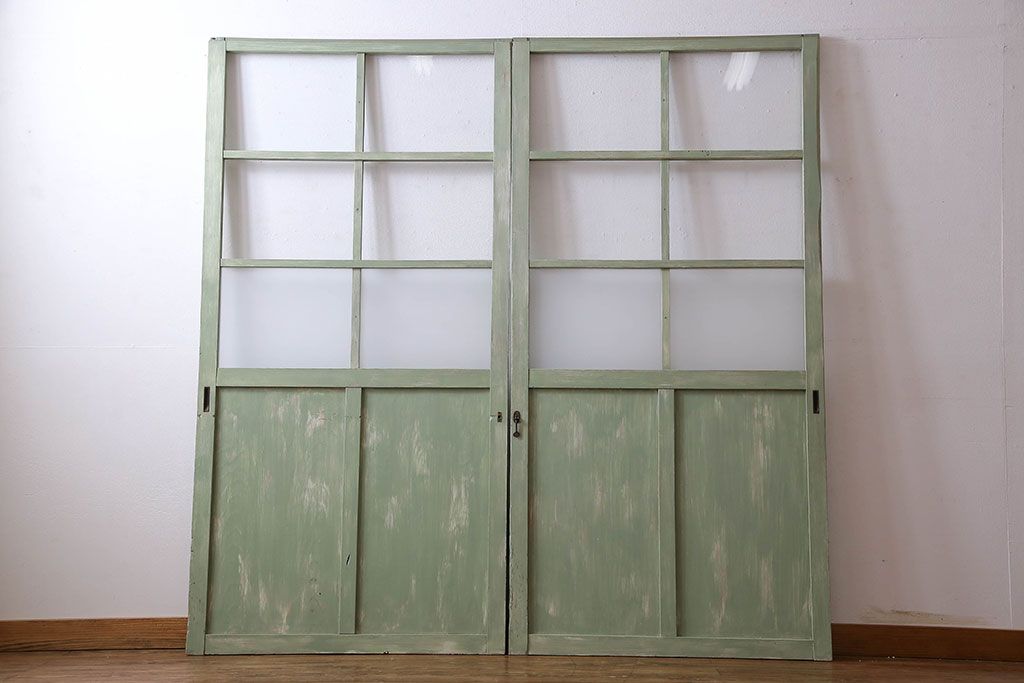 くすんだグリーンの色合いが可愛らしいアンティークペイントガラス戸(引き戸、建具)2枚組