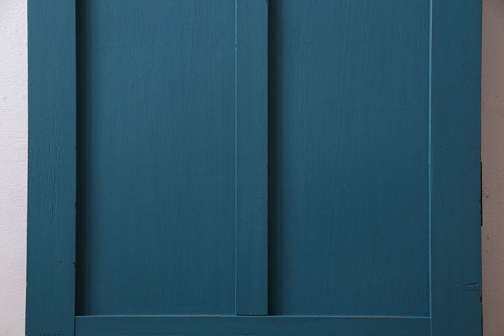 ペイント家具　鮮やかなカラーが印象的な細身の木製ドア(扉、建具)