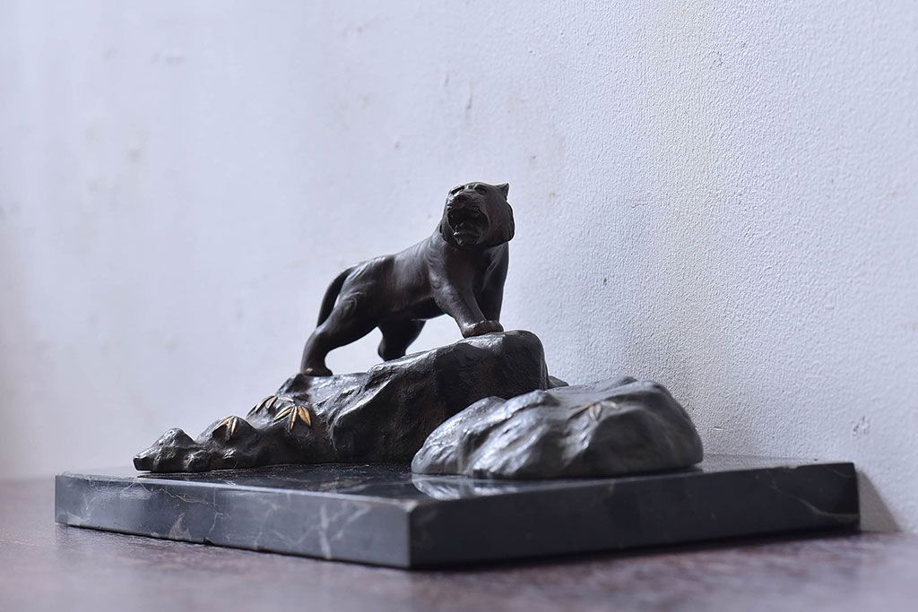 アンティーク雑貨　アンティーク　銅製　在銘　虎　ブロンズ像(置物、彫刻、動物像)