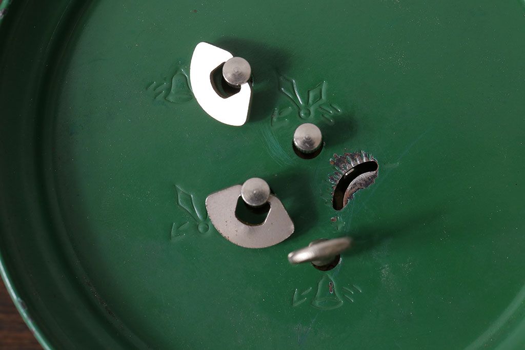 アンティーク雑貨　ハンガリー製　MOM　レトロなビンテージ置時計(目覚まし時計、枕時計)・グリーン