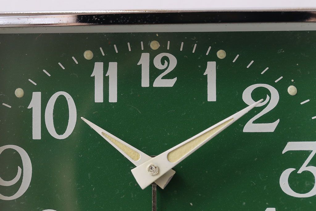 アンティーク雑貨　ハンガリー製　角型ビンテージ置時計(目覚まし時計、枕時計)