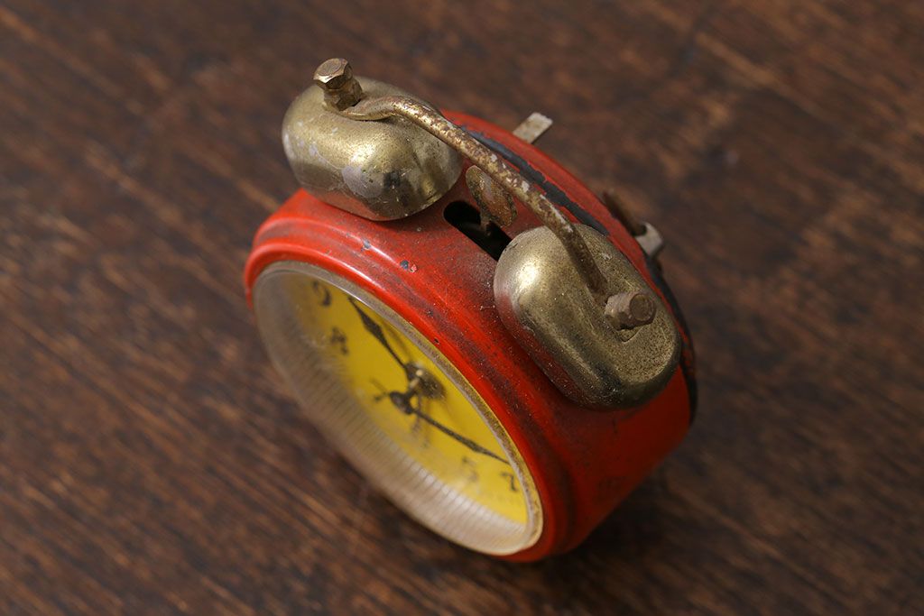アンティーク雑貨　ハンガリー製　MOM　レトロなビンテージ置時計(目ざまし時計、枕時計)・レッド