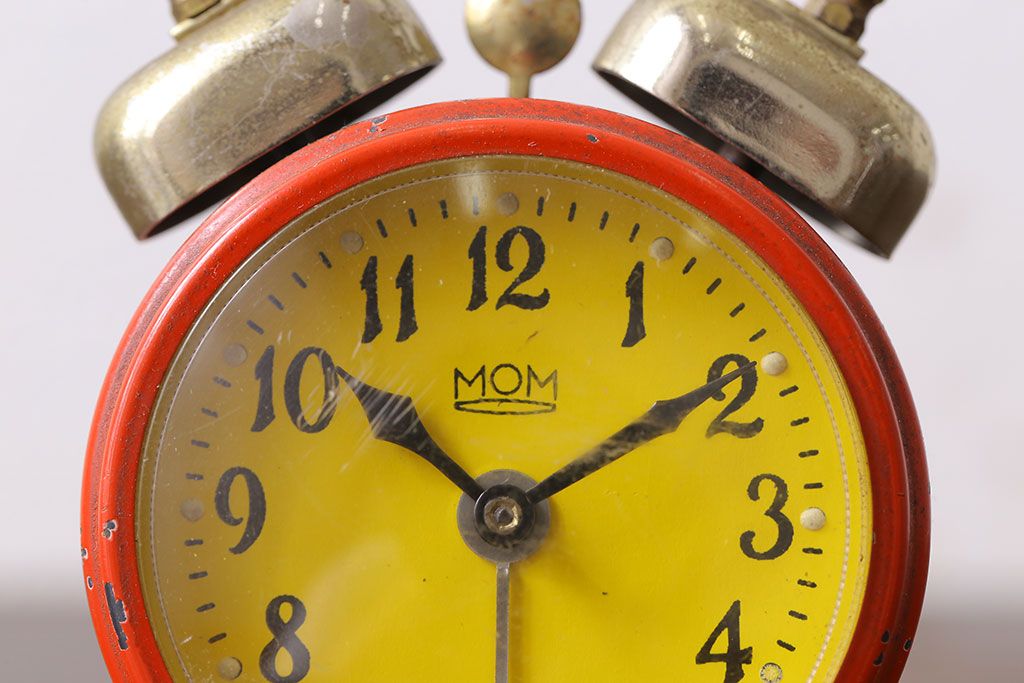 アンティーク雑貨　ハンガリー製　MOM　レトロなビンテージ置時計(目ざまし時計、枕時計)・レッド