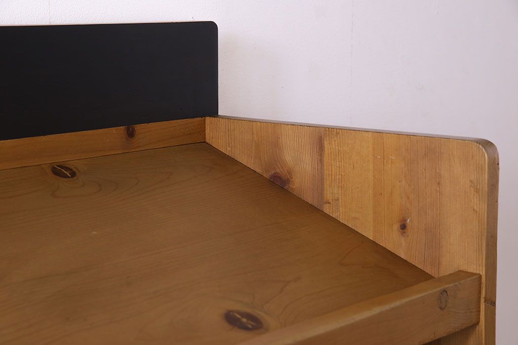 【F様ご成約分】中古　パイン無垢材　黒板ペイントがアクセントの本棚(収納棚、マス目棚、飾り棚)