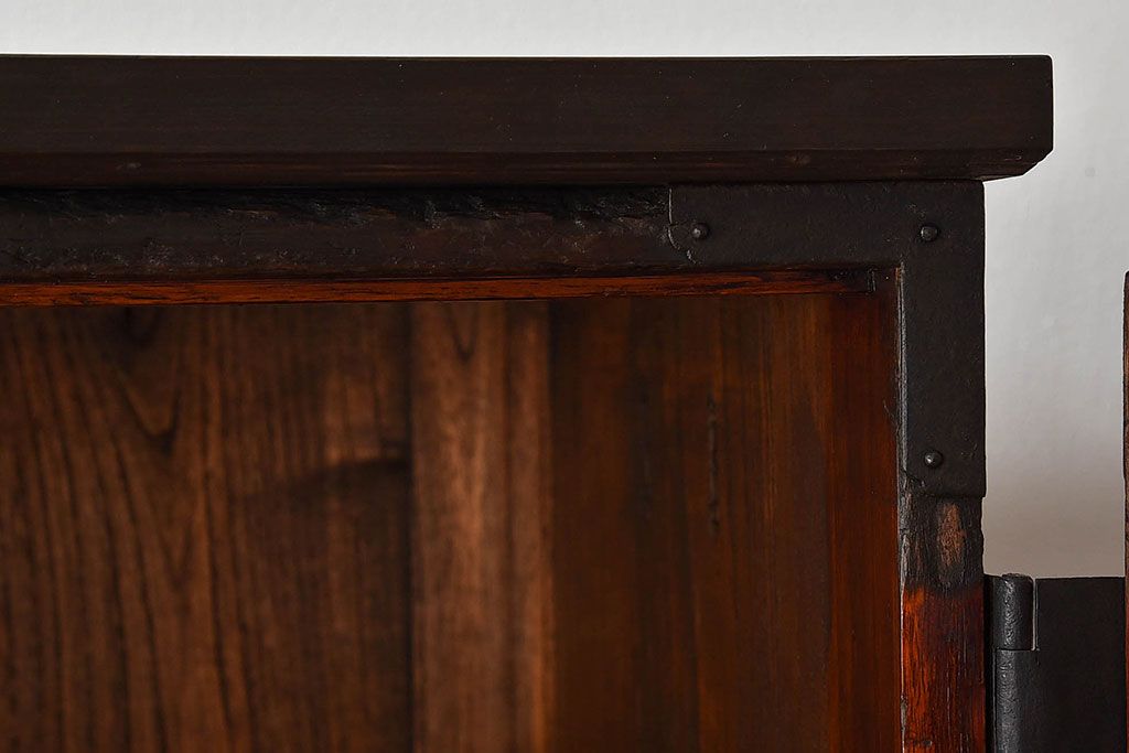 アンティーク家具　【和製アンティーク　鉄脚付き　松の金具が珍しい和モダンなローチェスト(衣装箪笥、テレビボード、引き出し)