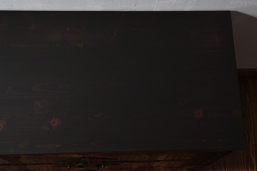 アンティーク家具　【和製アンティーク　鉄脚付き　松の金具が珍しい和モダンなローチェスト(衣装箪笥、テレビボード、引き出し)