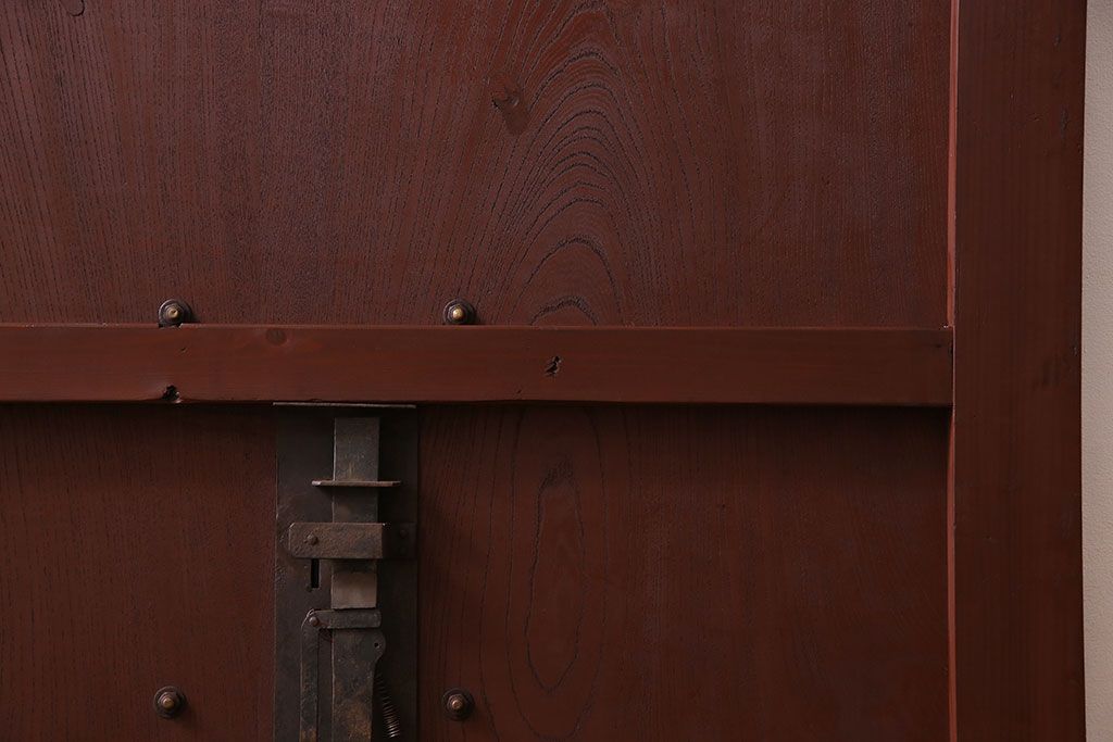 和製アンティーク　山形県酒田産　庄内　漆塗りが美しい、真鍮金具付きの蔵戸(引き戸、建具、玄関戸)