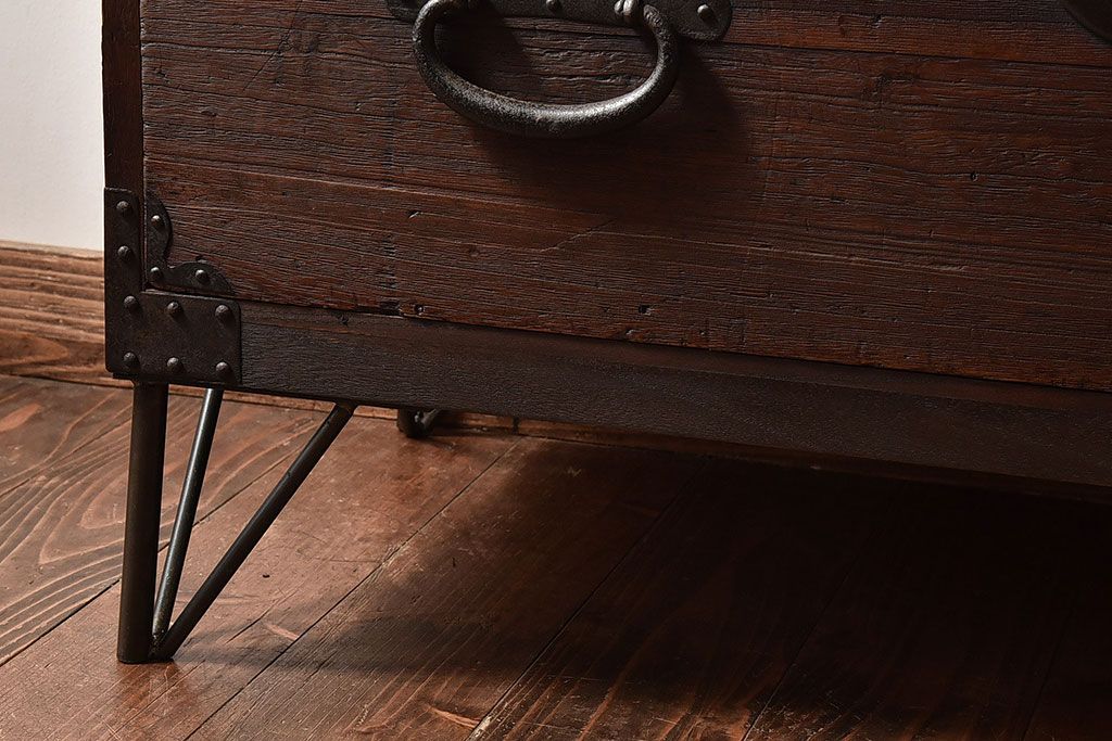アンティーク家具　和製アンティーク　鉄脚付き　センターテーブルにもなるローチェスト(箪笥、引き出し)