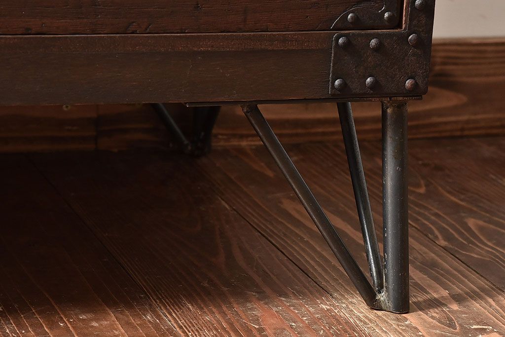 アンティーク家具　和製アンティーク　鉄脚付き　センターテーブルにもなるローチェスト(箪笥、引き出し)