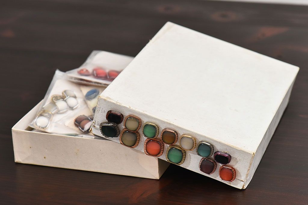 アンティーク雑貨　ビンテージ　レトロモダンなカラーの古いボタンセット