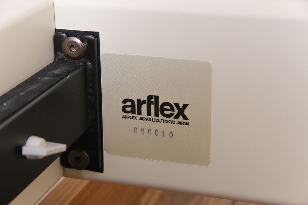 中古　arflex(アルフレックス)　FRUTTA(フルッタ)　曲線とホワイトカラーが美しいダブルベッド(ベッドフレーム)