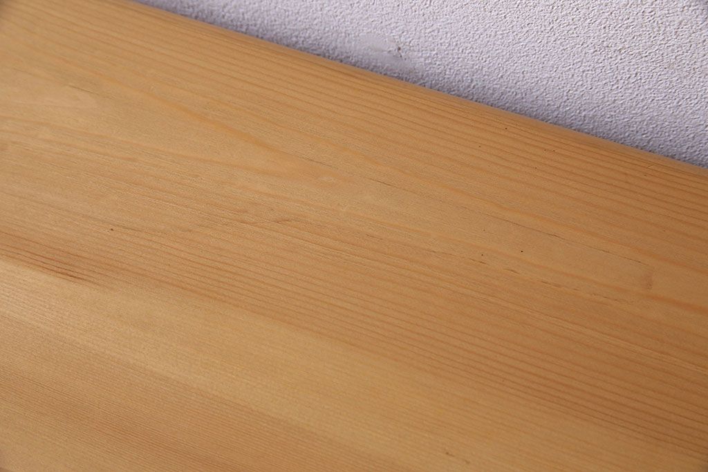 中古　ペニーワイズ　M18 柔らかな色合いが魅力的なパイン無垢材のチャイルドデスク(サイドテーブル)(定価約16万円)