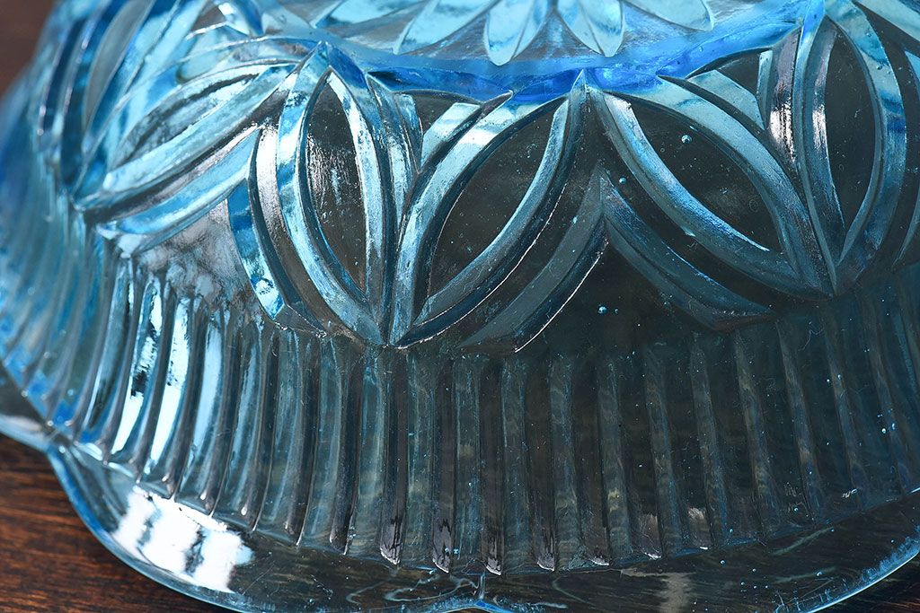 アンティーク雑貨　昭和初期　レトロなプレスガラス製深皿(鉢、器)