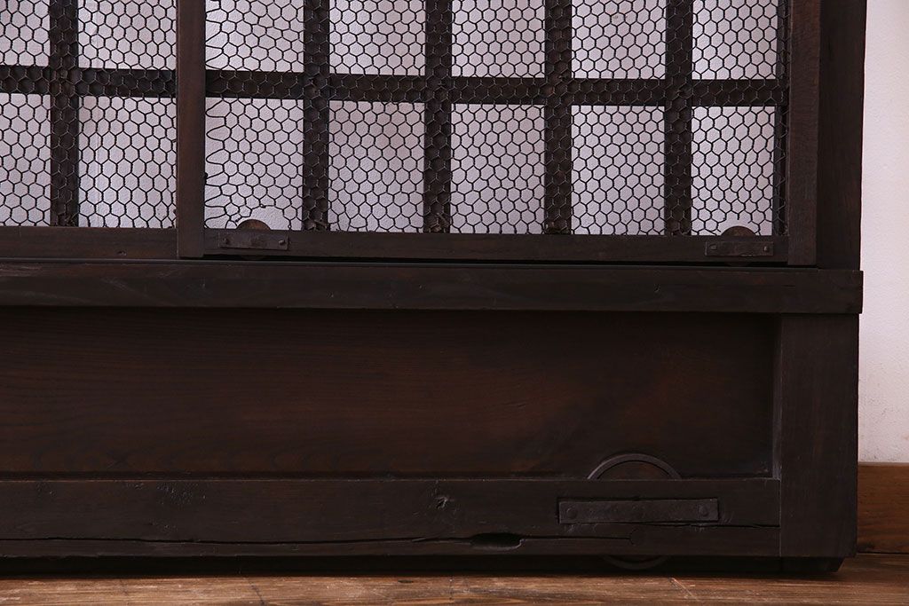 【商談品】和製アンティーク　細めのデザインが上品な明治期の古いくぐり戸(蔵戸、格子戸、玄関戸)