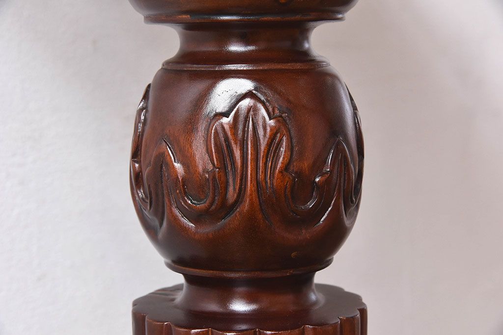 アンティーク雑貨　マホガニー材の杢目が美しい、重厚感ある洋風の花台(飾り台)