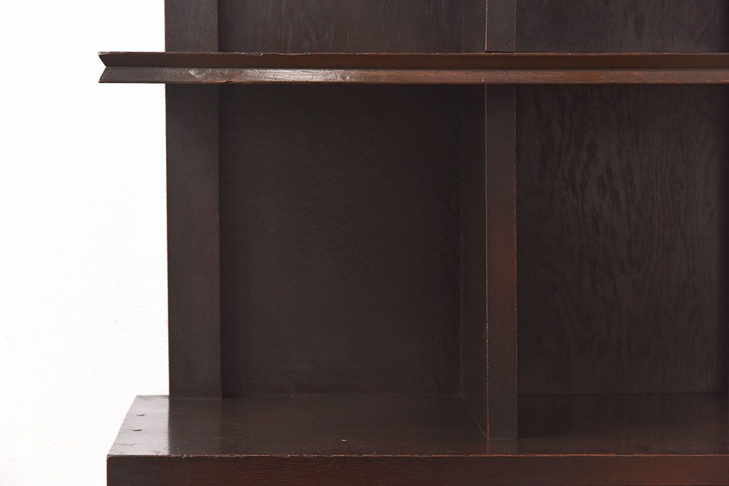 アンティーク家具　昭和期　ナラ材　シックな色合いが魅力の小ぶりのシェルフ(飾り棚、陳列棚)