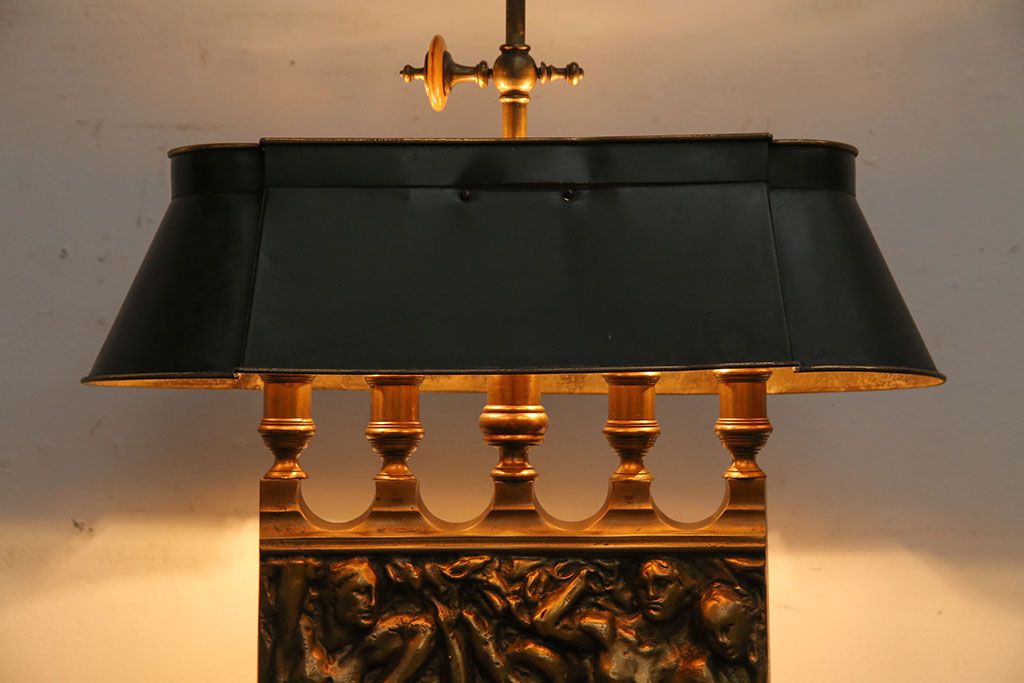 ビンテージ　西洋　真鍮製　彫刻が印象的なスタンドライト(照明)
