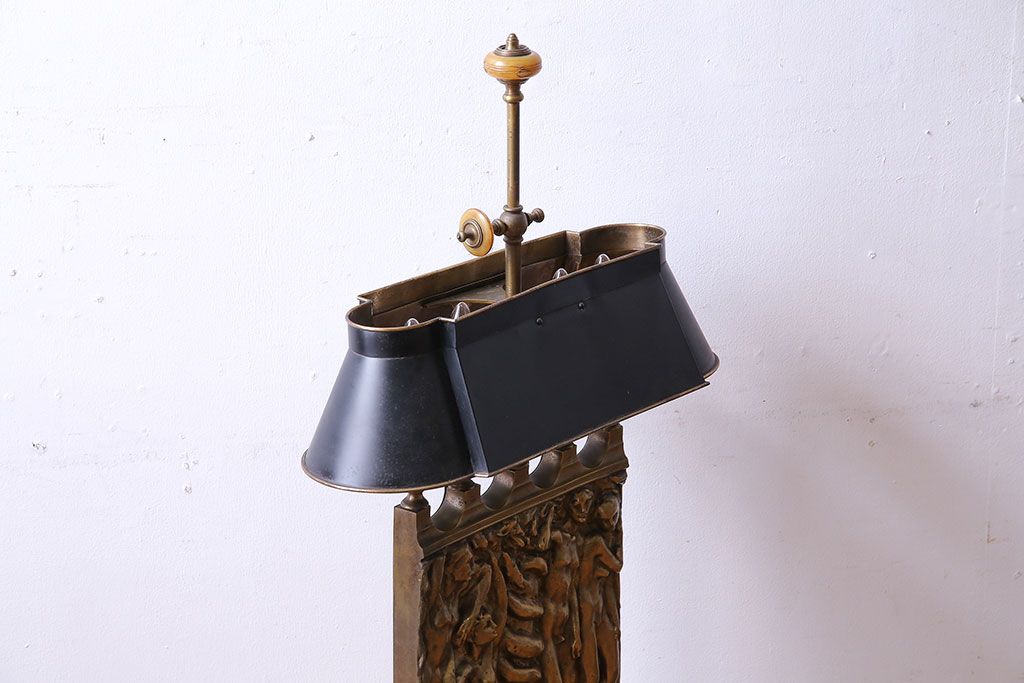 ビンテージ　西洋　真鍮製　彫刻が印象的なスタンドライト(照明)