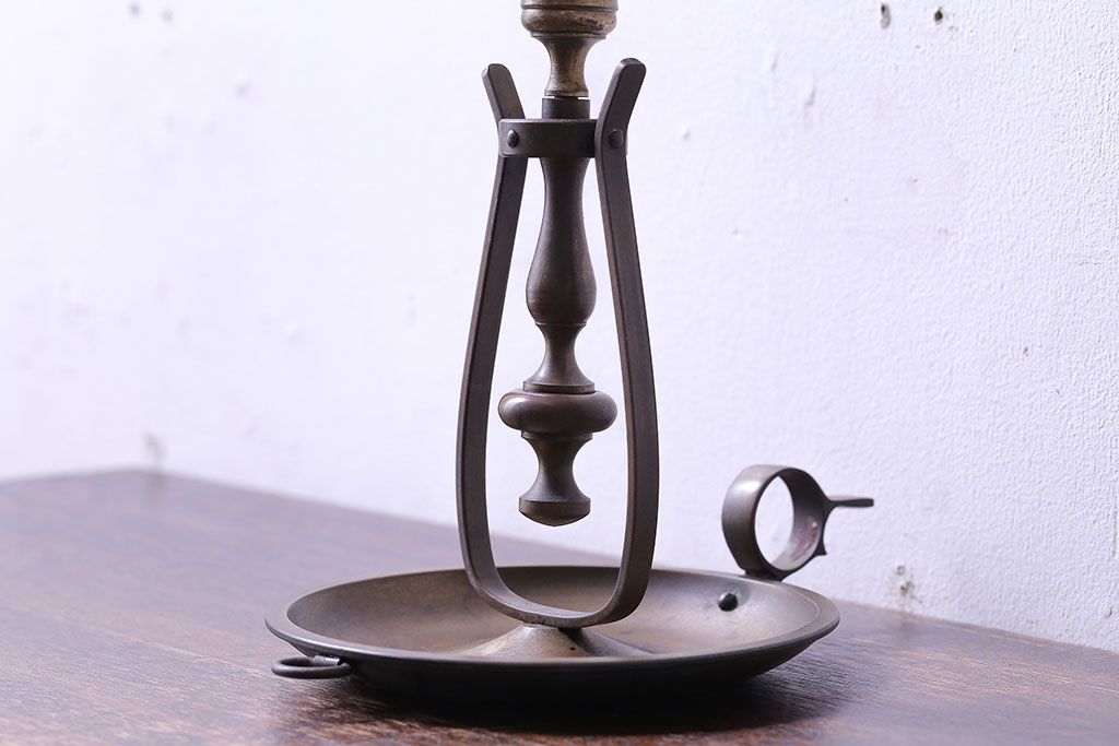 アンティーク雑貨　ビンテージ　古い質感が味わい深い真鍮製の燭台(ろうそく立て)(1)