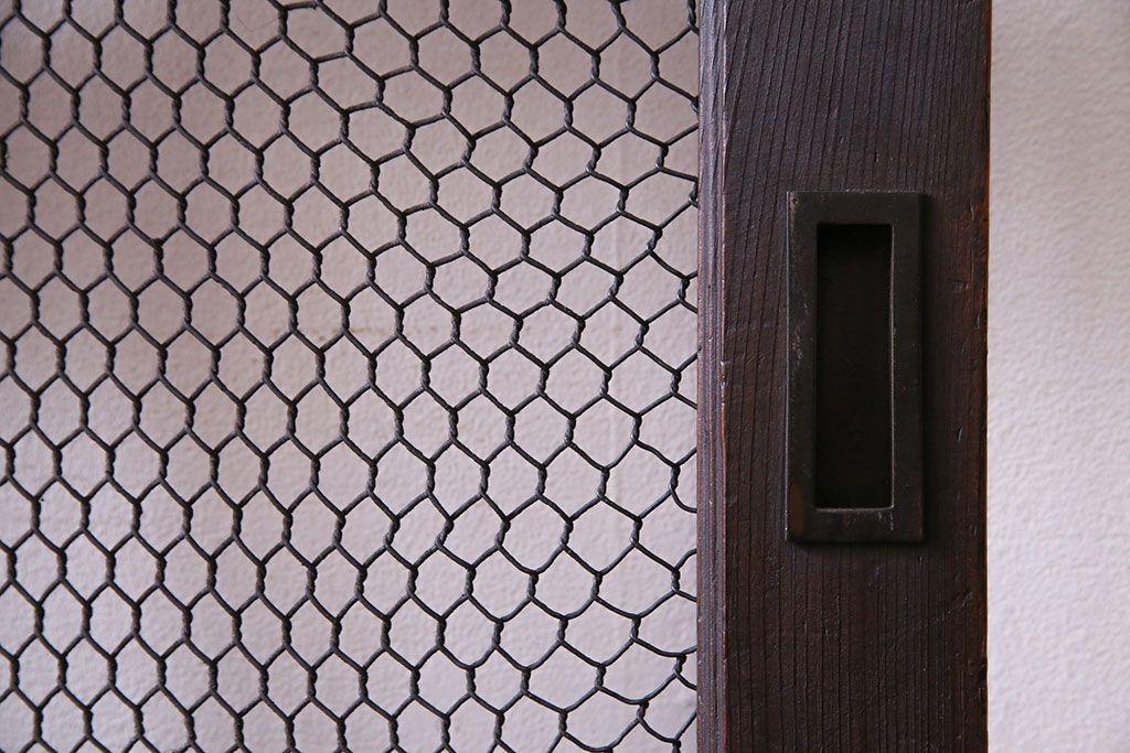 古民具・骨董　腰板の飾りがおしゃれな格子戸(引き戸、蔵戸、玄関戸)