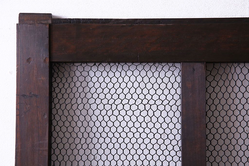 古民具・骨董　腰板の飾りがおしゃれな格子戸(引き戸、蔵戸、玄関戸)