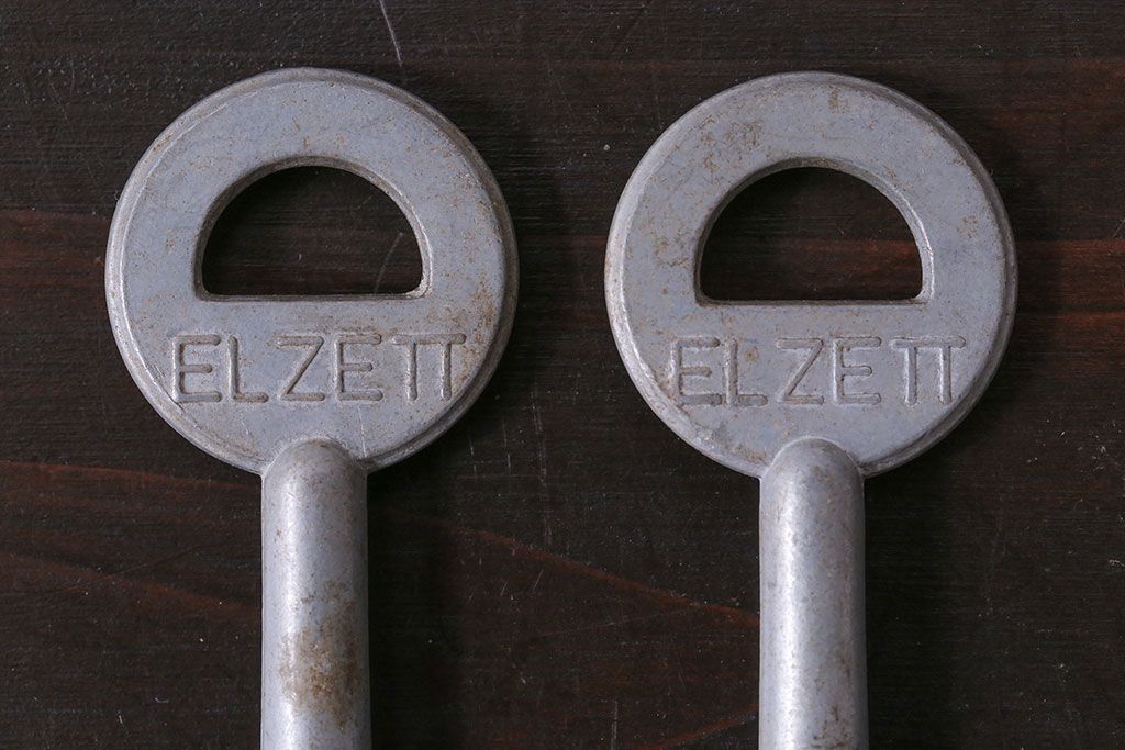 アンティーク雑貨　ハンガリー製　ELZETT社　味わい深い風合いのアンティークキー(鍵、カギ)2本セット(1)