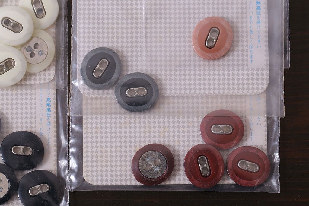 アンティーク雑貨　レトロなカラーが集まったビンテージボタンセット