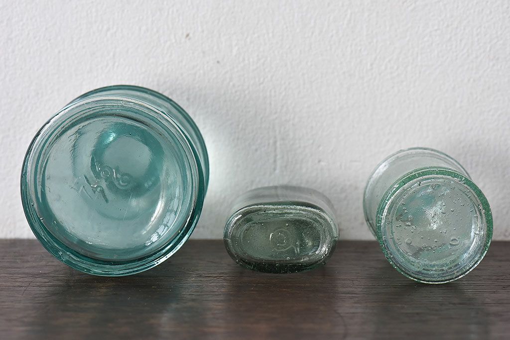 アンティーク雑貨　和製アンティーク　気泡の入った淡いグリーンのガラス瓶3つセット(小瓶、花瓶)