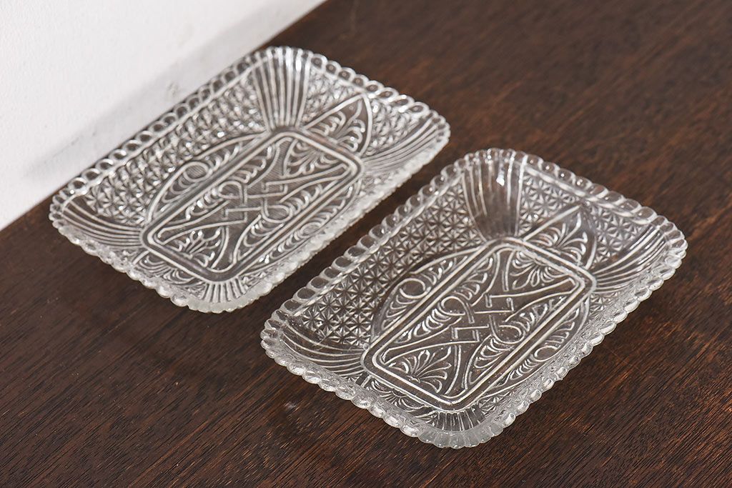 アンティーク雑貨　昭和レトロ　縁の波打ったデザインがかわいらしいプレスガラスの長皿(プレート)2枚セット