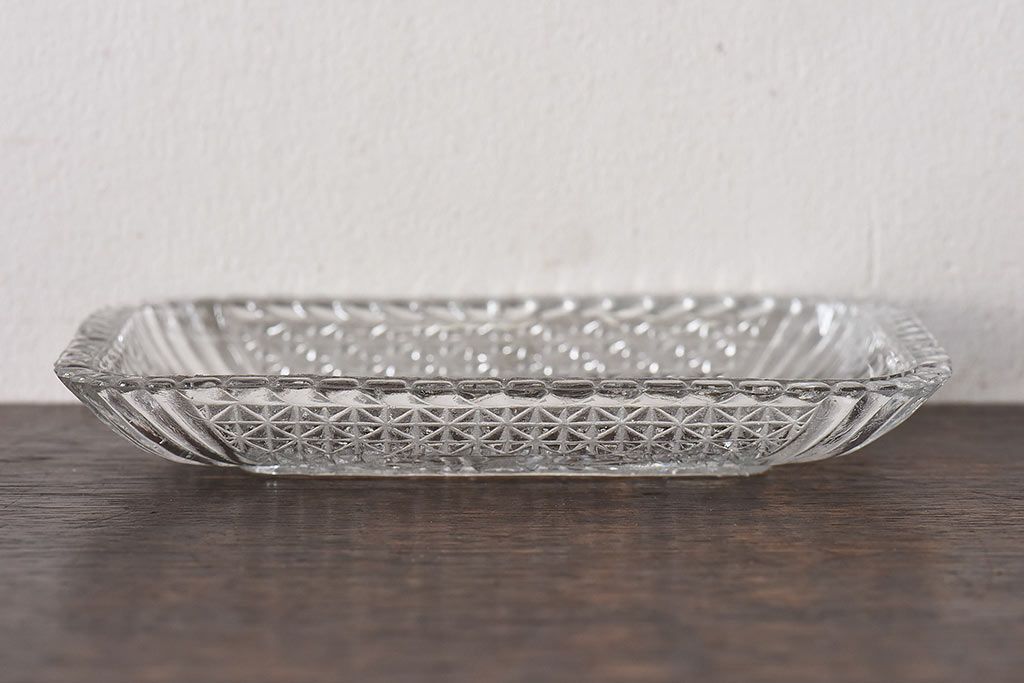 アンティーク雑貨　昭和レトロ　縁の波打ったデザインがかわいらしいプレスガラスの長皿(プレート)2枚セット