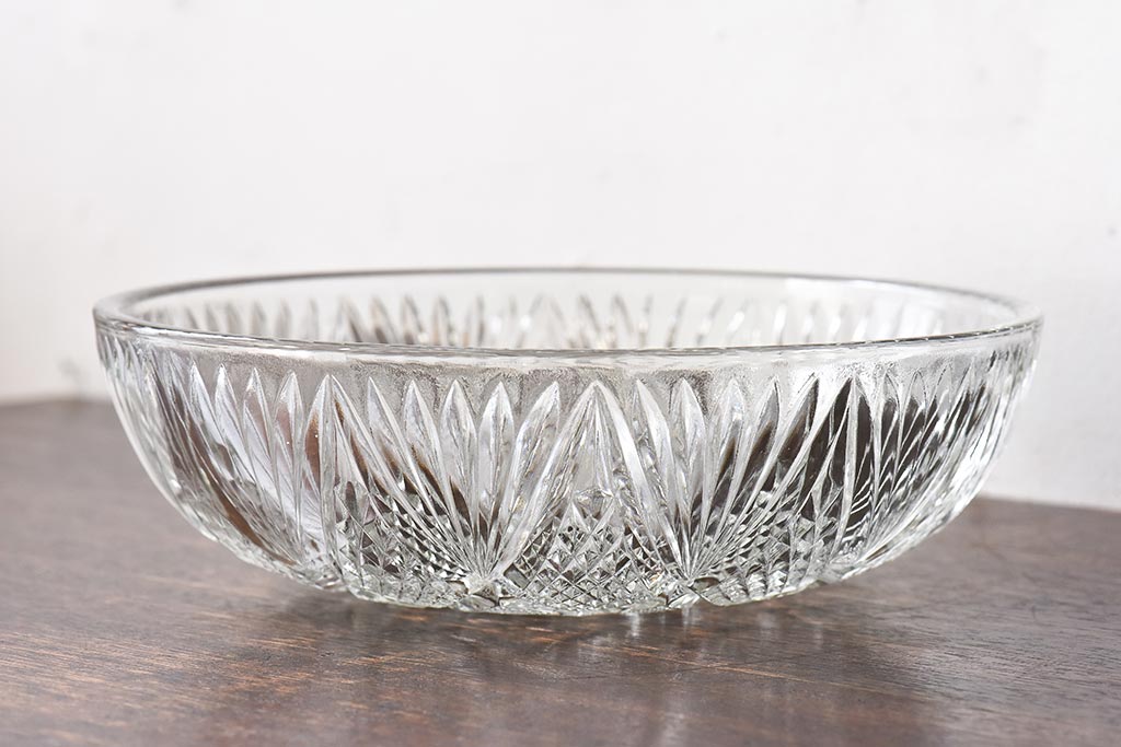 アンティーク雑貨　昭和レトロ　プレスガラス　直線のデザインが美しいボウル型の深皿(器、鉢)