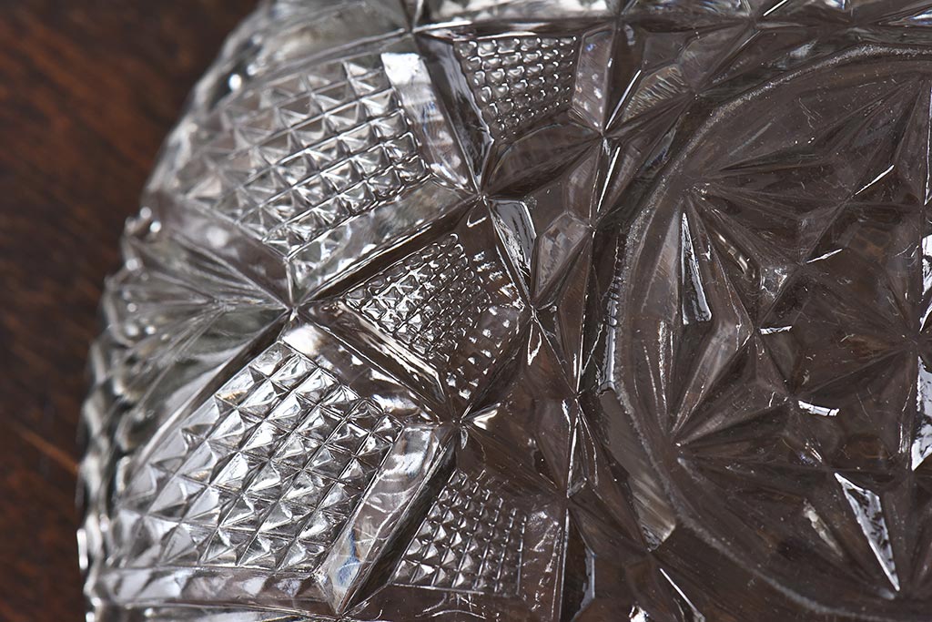 アンティーク雑貨　昭和レトロ　プレスガラス　直線のデザインが美しいボウル型の深皿(器、鉢)