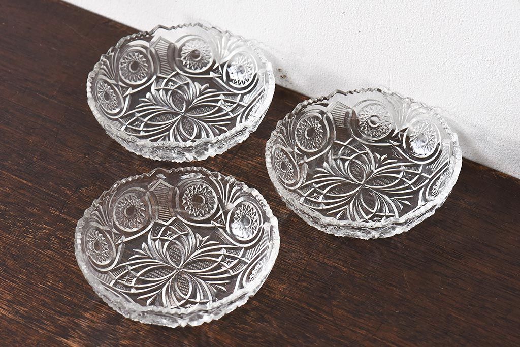 アンティーク雑貨　昭和レトロ　オーソドックスな花モチーフのガラス深皿(小皿、鉢)3枚セット