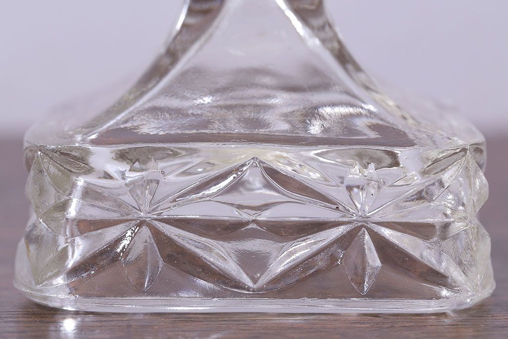 アンティーク雑貨　イギリスアンティーク 切り込みのデザインがシックなガラス製キャンドルスタンド(ろうそく立て、キャンドルホルダー)