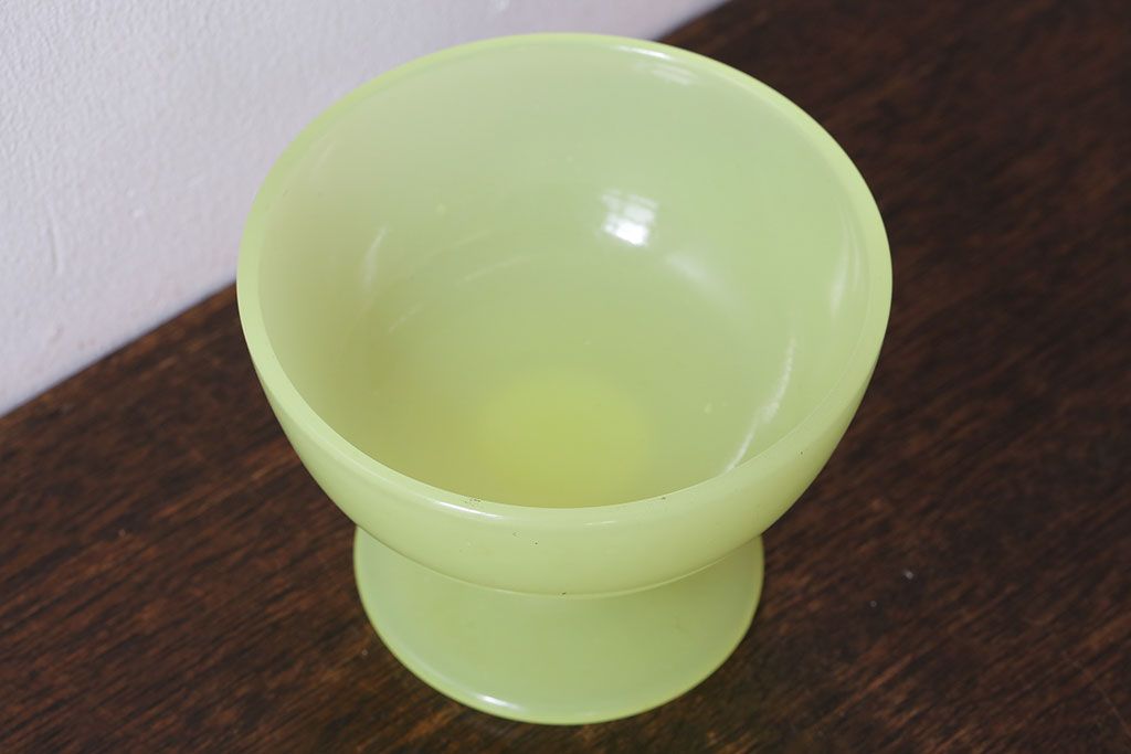 アンティーク雑貨　丸みを帯びた可愛らしいウランガラスの氷コップ(脚付きカップ、グラス、パフェグラス)(1)