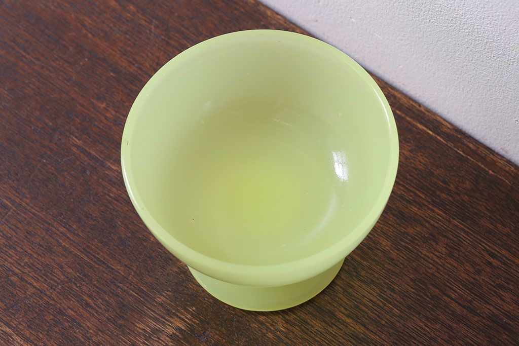 アンティーク雑貨　丸みを帯びた可愛らしいウランガラスの氷コップ(脚付きカップ、グラス、パフェグラス)(1)