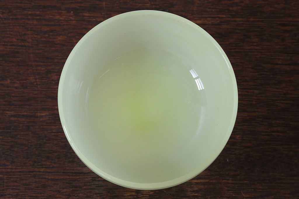 アンティーク雑貨　丸みを帯びた可愛らしいウランガラスの氷コップ(脚付きカップ、グラス、パフェグラス)(2)