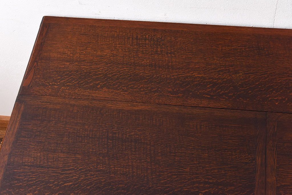 アンティーク家具　イギリスアンティーク　オーク材　奥行を伸ばせる珍しいエクステンションダイニングテーブル(ドローリーフテーブル)です。