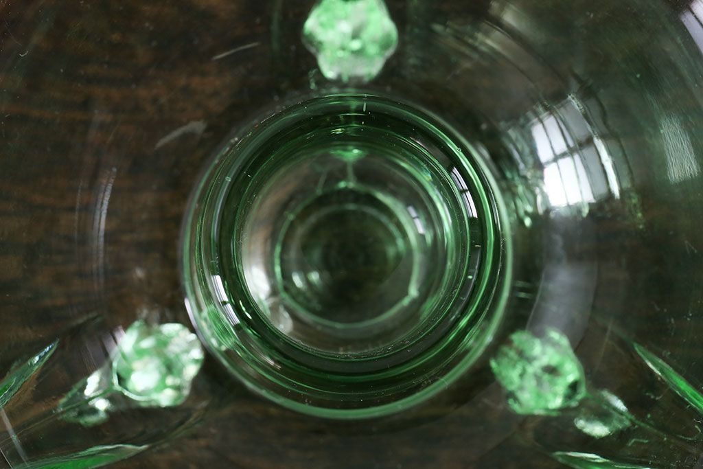 アンティーク雑貨　イギリスビンテージ　ウランガラス製の小振りな三つ足キャンドルスタンド(ろうそく立て)(1)