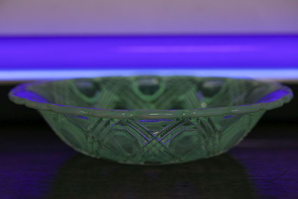 アンティーク雑貨　和製アンティーク　乳白色ウランガラス製深皿(プレスガラス、和ガラス、鉢)