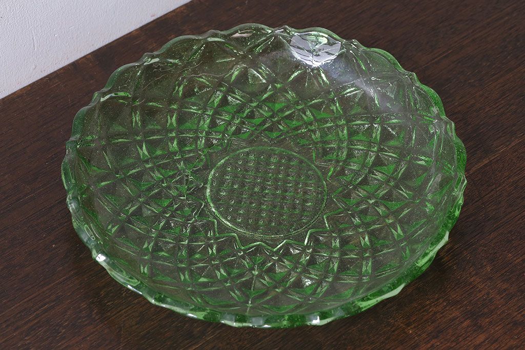 アンティーク雑貨　大正ロマン　レトロな情緒あふれる緑色ガラス大皿